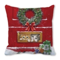 Coussin de Noël avec des chatons dans une couronne festive et un nœud rouge - Fond Rouge Deux Chats Couronne (9)