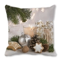 Quadratischer Kissenbezug aus Pfirsichhaut mit Weihnachtskerzen, Zapfen und Geschenkbox - 45x45 cm / Realistische Kerze Stillleben (10)