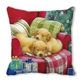 Housse de coussin de Noël avec chiots dorés mignons dormant sur un fauteuil rouge - Golden Retriever Dormant sur une Chaise Rouge (25)