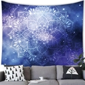 Détail macro d'une tapisserie mandala avec motif galaxie étoilée sur un mur de salon - 100x70(Peau de Pêche) / Motif 22