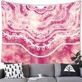 Détail d'une tapisserie mandala bohème avec motif aquarelle rose sur un mur intérieur - 100x70cm (Peau de pêche) / Motif 19