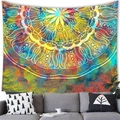 Détail d'une tapisserie mandala galaxie vibrante accrochée au mur d'un salon moderne - 100x70(Peau de Pêche) / Motif 17