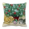 Housse de coussin Noël avec chiot doré et chat gris sous un sapin de fête - Chat et Chien avec Boîte Cadeau à Rayures (29)