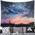 Dettaglio dell'arazzo foresta stellata che mostra la trama del tessuto sopra un divano - 200x150cm (Peluche corto) / Foresta Galattica Blu Viola (Stile 9)