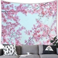 Tapiz de flores de cerezo colgado sobre un sofá gris para decoración de la sala - 150x100cm / Rama de sakura en ángulo ascendente