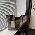 Große dunkelbraune Shopper-Tasche aus weichem Leder mit schmalen Schultergurten für Damen - Braun