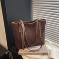 Vintage-Shopper in Dunkelbraun mit matter Textur, großem Fassungsvermögen und Schultergurten - Braun