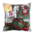 Weihnachtskissen mit weißem Schaukelpferd und festlichem grünen Schmuckmuster - 45x45 cm / Weißes Trojanisches Pferd Beere (21)