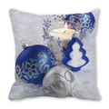 Quadratisches Weihnachtskissen mit blauen Ornamenten und Kerze auf weißem Stoff - 45x45 cm / Dunkelblau Silber Kugel Kerze (22)