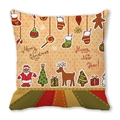 Detailaufnahme des Weihnachts-Kissenbezugs mit festlichen Motiven von Weihnachtsmann und Rentier - Hellbeige Polka Dot Weihnachtselemente Stil (8)
