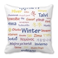 Détail d'une housse de coussin blanche avec typographie d'hiver en plusieurs langues - Style de Traduction d'Hiver Multilingue (8) / 45x45cm