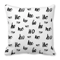 Détail de la housse de coussin de Noël blanche avec imprimé manuscrit ho ho ho noir - Style HO Simple Noir et Blanc (9) / 45x45cm