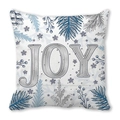 Dettaglio del cuscino natalizio con scritta JOY argentata e aghi di pino blu decorativi - 45*45cm / Design JOY Ago di Pino Blu (32)