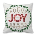 Dettaglio di cuscino natalizio con ghirlanda di agrifoglio e scritta JOY rossa su legno - 45*45cm / Corona JOY con Grana di Legno Vintage (19)