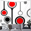 Tapiz de pared moderno con círculos rojos y negros sobre un sofá gris en una sala real - Estilo Piel de Melocotón Medio / Estilo Abstracto Medieval