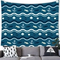 Arazzo nautico con motivo ad ancora e pesci appeso sopra un divano grigio chiaro - Stile Ancora Pesce Oceano Blu / 150x100cm (Pelle di pesca)