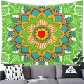 Détail d'une tenture murale mandala bohème au-dessus d'un canapé dans un décor moderne - 100x70cm / Mandala Vert Lumineux (20)