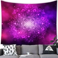 Détail de la tapisserie mandala avec ciel étoilé violet et motifs floraux blancs - 100x70cm / Mandala Dégradé Violet Magenta (17)