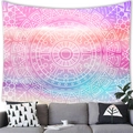 Détail macro du motif Mandala blanc sur une tapisserie bohème rose et violette vibrante - 100x70cm / Mandala Dégradé Rose Violet (13)