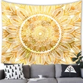 Tapisserie mandala bohème jaune et blanche suspendue au-dessus d'un canapé de salon - 100x70(Peau de Pêche) / Motif 14
