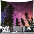 Arazzo con paesaggio forestale stellato viola appeso sopra un divano nel soggiorno - 200x150cm (Peluche corto) / Cielo Psichedelico Viola Rosa (Stile 15)