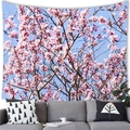 Tenture cerisier en fleurs suspendue au-dessus d'un canapé gris pour salon - 100x70(Peau de Pêche) / Ciel Bleu et Branches de Sakura en Fleurs