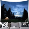 Arazzo da parete con bosco e campeggio stellato sopra un divano grigio in soggiorno - 200x150cm (Peluche corto) / Campeggio Stellato All'aperto (Stile 13)