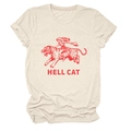 Dettaglio della stampa grafica Hell Cat rossa su una t-shirt beige a maniche corte - S / Sabbia