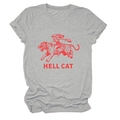 Dettaglio flat lay di una t-shirt grigio melange con stampa grafica rossa Hell Cat - S / Grigio chiaro