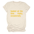 Dettaglio del girocollo e della stampa gialla con testo sulla t-shirt casual beige donna - S / Sabbia