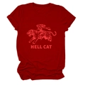 Détail de l'imprimé graphique Hell Cat et du logo sur le t-shirt rouge en coton à manches - S / Rouge