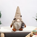 Detail van een koffiekabouter met een hoed van jute, koffiebonen en een witte baard - Jute Hoed Stijl (5936843238380)