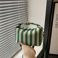Grün-weiß gestreifte Segeltuchhandtasche mit Ledergriffen und goldenem Drehverschluss - Grün (Grüne Streifen)