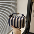 Französischer Streifen-Canvas-Shopper mit dunkelblauem Lederbesatz und Goldverschluss - Blau (Blau-Weiß gestreift)