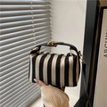 Minimalistische gestreifte Segeltuch-Handtasche mit schwarzen Ledergriffen und Goldschloss - Schwarz (Schwarz-Weiß gestreift)