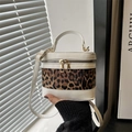Borsa a secchiello cilindrica con patchwork leopardato e finitura in ecopelle bianca - Bianco