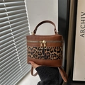 Borsa a secchiello cilindrica in pelle marrone con inserto leopardato e zip dorata chic - Marrone