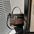 Borsa a secchiello alla moda con stampa leopardata e cerniera metallica dorata - Nero