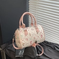 Mini Boston tas met berenprint en roze leren handvaten bij natuurlijk licht - Roze