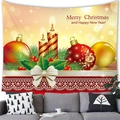Tapiz de pared navideño con velas y adornos colgado en una sala de estar - 100x70(Piel de Melocotón) / Velas Encendidas y Acebo (13)