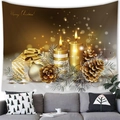 Tapiz navideño con velas doradas, caja de regalo y piñas sobre un sofá gris moderno - 100x70(Piel de Melocotón) / Velas Encendidas y Caja de Regalo (11)
