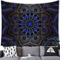Tenture murale mandala bleu et or au-dessus d'un canapé moderne dans un salon chaleureux - 100x70cm / Mandala Bleu Or (5)