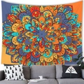 Tapisserie mandala bohème aux motifs orange et bleu vifs au-dessus d'un canapé - 100x70cm / Mandala Arc-en-ciel Multicolore (10)