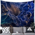 Tapiz artístico de mármol azul y dorado colgado sobre un sofá gris en una sala de estar - 100cmx70cm / Tapiz de Textura de Mármol (9) / Textura Fluida Nebulosa Azul Violeta