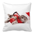 Detailansicht des weihnachtlichen Katzenmusters auf einem weichen Dekokissenbezug - 45x45 cm / Graue Katze Weihnachtsmütze Rote Kugel Stil (28)