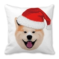 Weihnachtliches Kissen mit Akita-Hundemotiv und roter Weihnachtsmütze auf Pfirsichhaut-Stoff - Akita Weihnachtsmütze Stil (1)