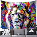 Détail d'une tapisserie murale lion abstrait coloré suspendue au-dessus d'un canapé - 150x100(Peau de Pêche) / Lion Multicolore (15)