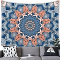 Detalle de un tapiz mandala azul y coral con patrones florales geométricos en una pared - Mandala Azul Profundo Rosa Coral(8) / 150x130cm (Piel de melocotón)