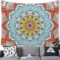 Vista de tapiz mandala con vibrantes patrones naranja y azul en un salón de estilo moderno - Mandala Rosa Naranja(7) / 150x130cm (Piel de melocotón)