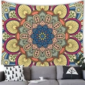 Dettaglio dell'arazzo mandala bohémien con vivaci motivi radiali sopra un divano moderno - Pelle di Pesca (Pelle di Pesca) / 150x100 / Stile Mandala 6 (6)
